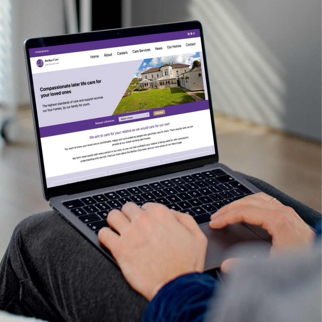 A person viewing the Beritaz website on a laptop